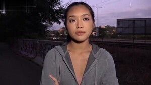 饥渴人妻被快递员玩弄的视频